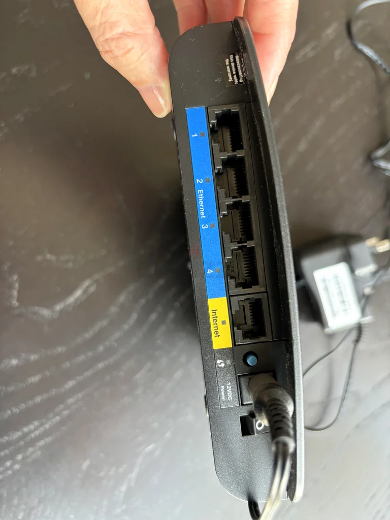 Linksys E1200 Wireless Router perfect for the House or Office63256601248642113