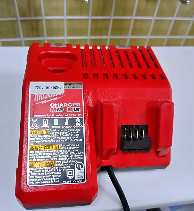 MILWAUKEE CHARGER M18