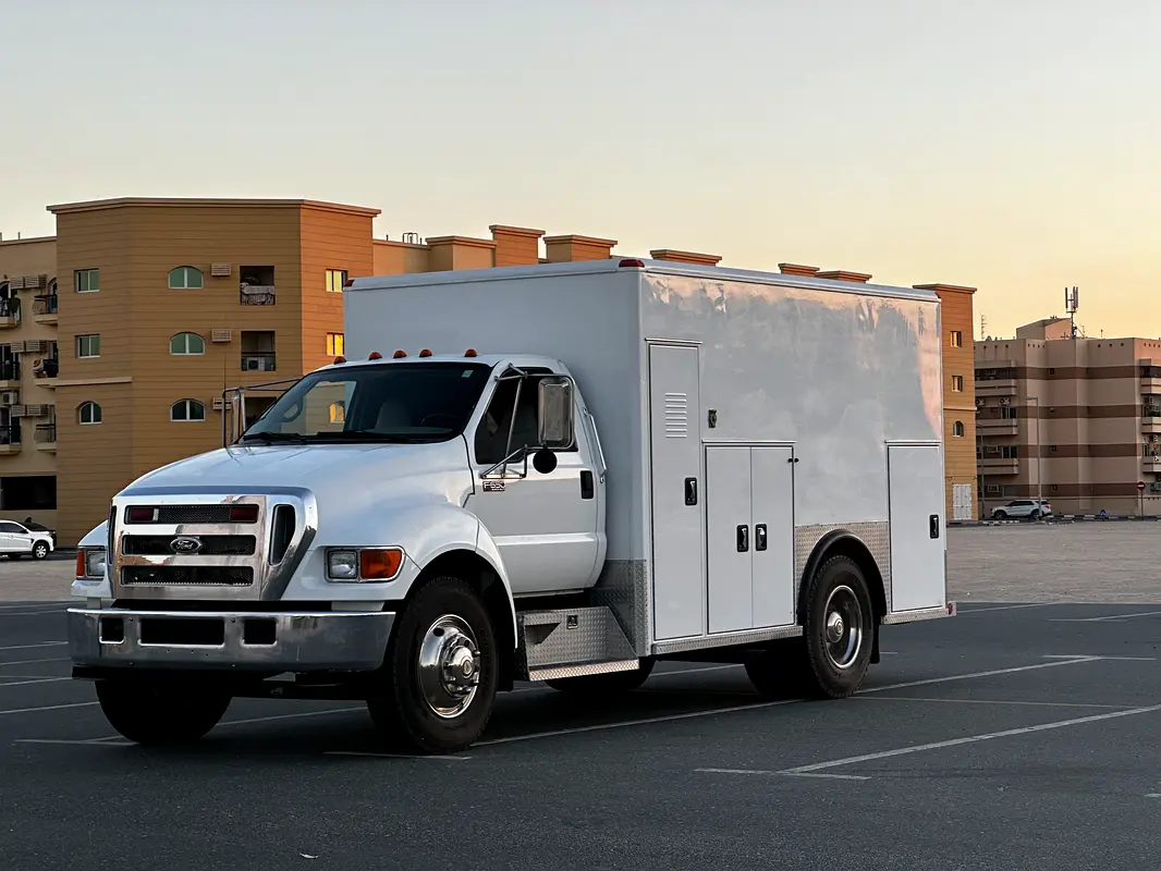 Ford F-650 2006 — photo 1 of 10