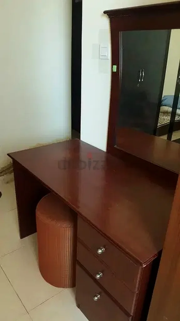 طاولة تجهيز والمرآة63219340029442111
