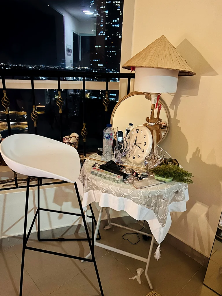كراسي عالية، كرسي بار، وطاولة زجاجية63220322704641112
