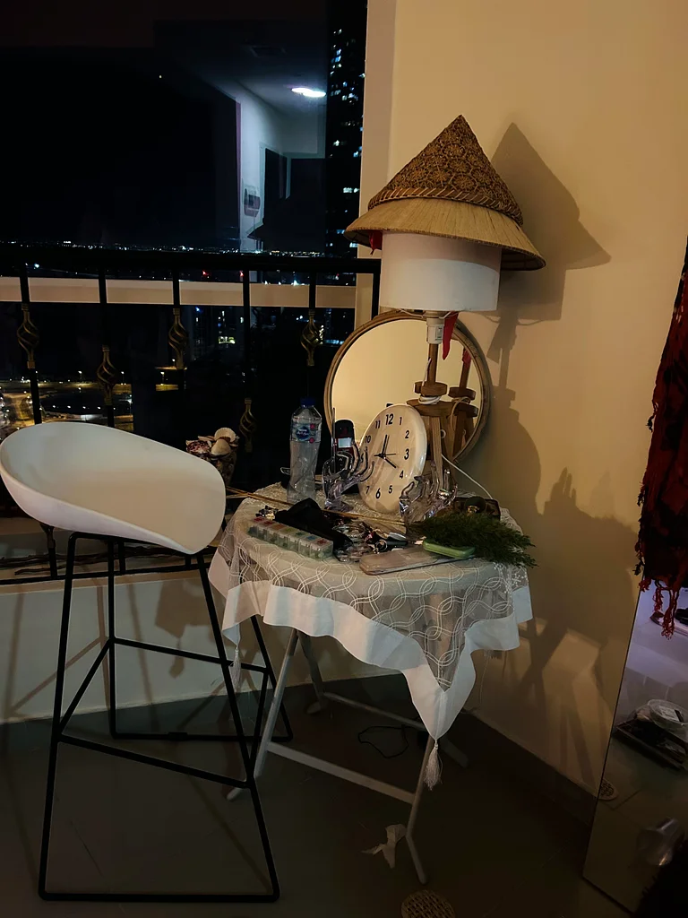 كراسي عالية، كرسي بار، وطاولة زجاجية63220322704641111