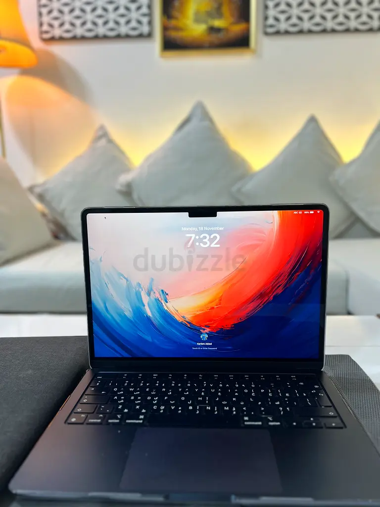 MacBook Air 13.6-inch M2 with [[Apple Magic Mouse]]63255535385345117