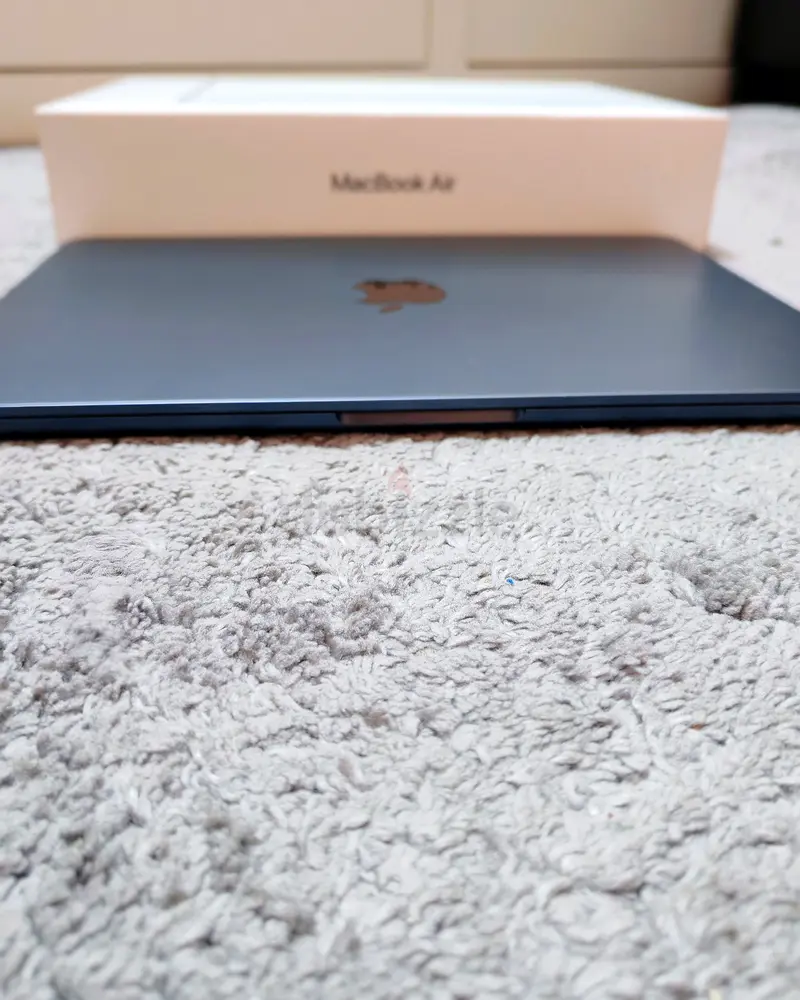 MacBook Air 13.6-inch M2 with [[Apple Magic Mouse]]63255535385345114
