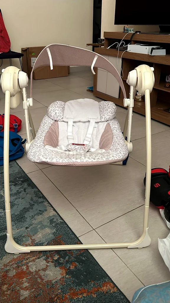 Baby electric swing juniors excellent condition63197139507331114