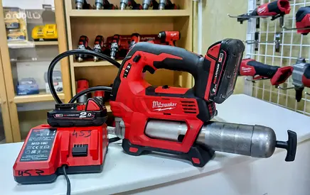 MILWAUKEE GREASE GUN 18V