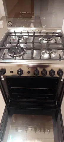 Indesit four gas top Gas 60 By 60 C.m neat and clean