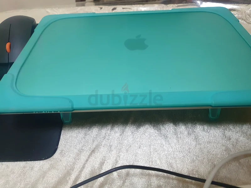 Silver MacBook 2020 i5 with a free case63254995077249111