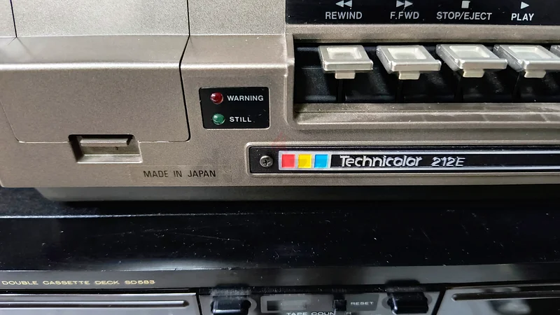 جهاز تسجيل فيديو تقني لون تقليدي قديم 212E63263520883970113