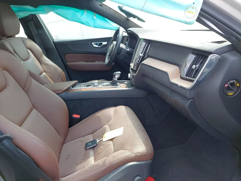 2021 فولفو XC60 مواصفات الخليج الفضي على البني 458862929646387330113
