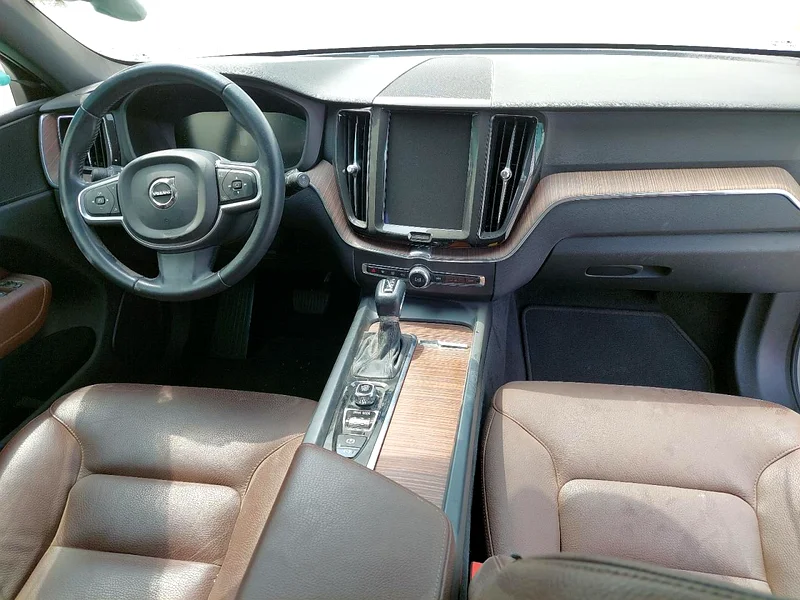 2021 فولفو XC60 مواصفات الخليج الفضي على البني 458862929646387330114