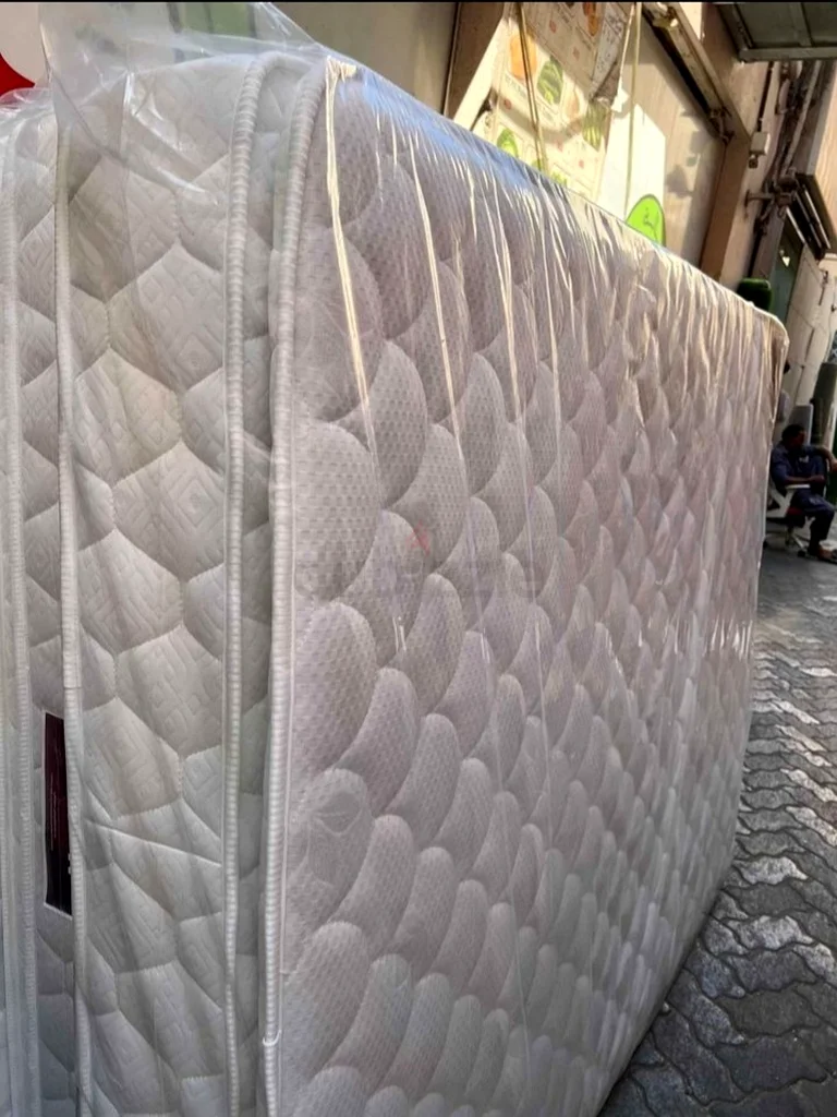 وسادة جديدة بحجم واحد مع طبقة علوية، ومرتبة بسماكة 30 سم للبيع632183187182111126
