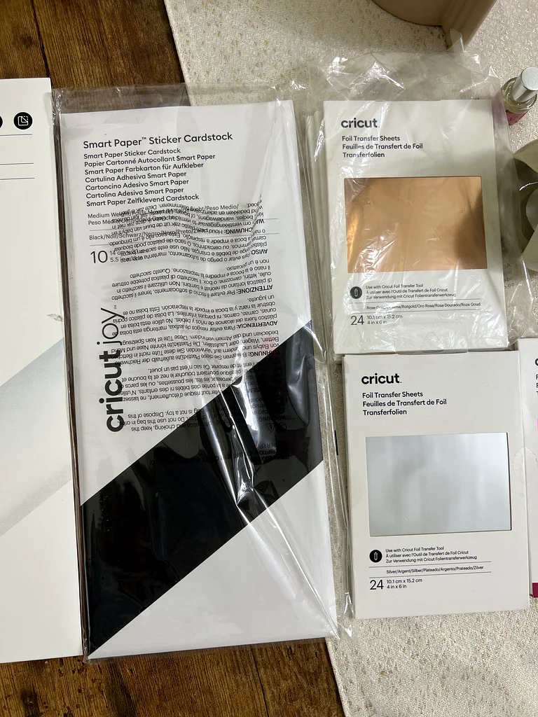 مجموعة مكونة من ورقتين ذكيتين من الفينيل والرقائق المعدنية لجهاز Cricut Joy63258139187841113