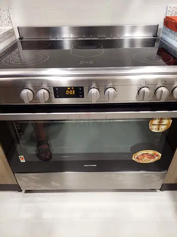 Wolf Power Ceramic Cooking range five burner eletiric houb Display model 90 by 60 c.m