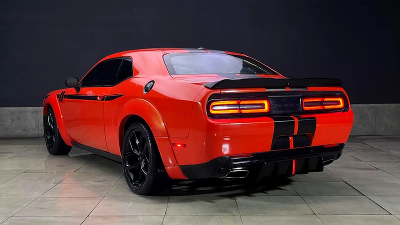2021 دودج تشيالنجر SXt بعنوان نظيف باللونين البرتقالي والأسود63173119672834114