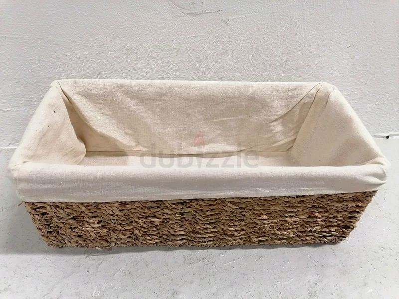 سلة جديدة من الخوص المنسوجة من زنبق الماء63179866494977111