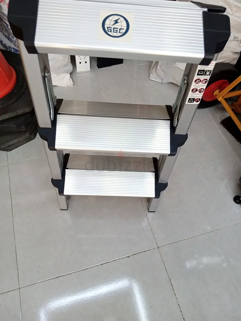 سلّم ألومنيوم بثلاث خطوات