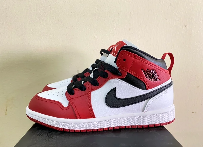 Jordan 1 mid Chicago63172673347330112