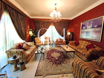 Elegantly & Luxurious 5 Br Villa With Swimming Pool