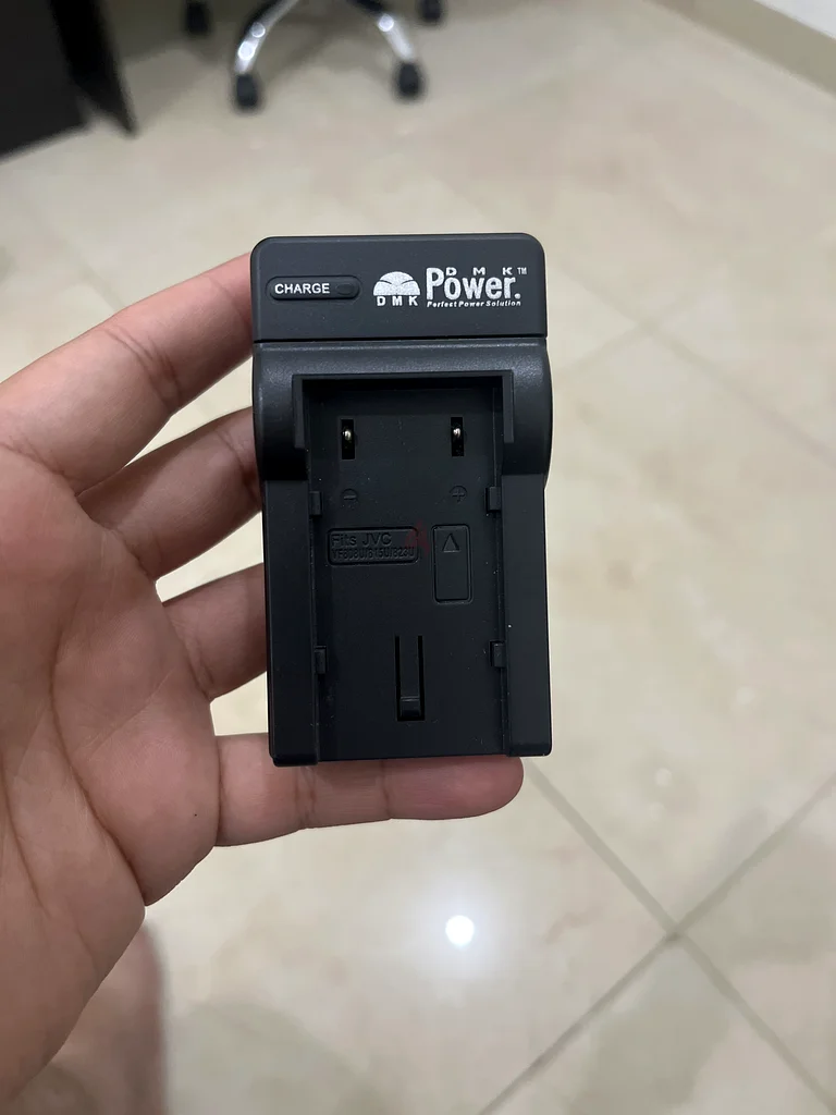 شاحن كاميرا قديم / JVC62934688756354111
