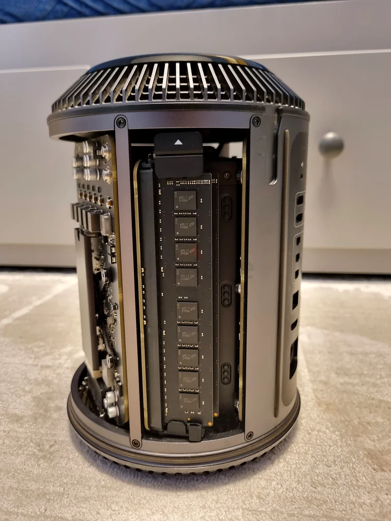 Mac Pro Late 2013/3GHz/64GB/250GB（ジャンク） Mac Pro Late 2013/3GHz/64GB/250GB（ジャンク）