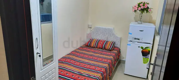 👩🏻‍🦱 SINGLE LADY/STUDENTS PARTITION ROOM WITH BALCONY BARSHA HEIGHTS NEAR METRO