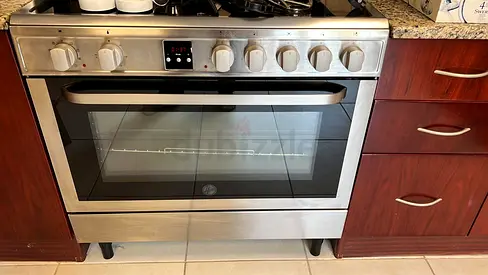 Hoover  Ceramic Cooker 90 by 60 c.m 5 Zones Fully Eletiric