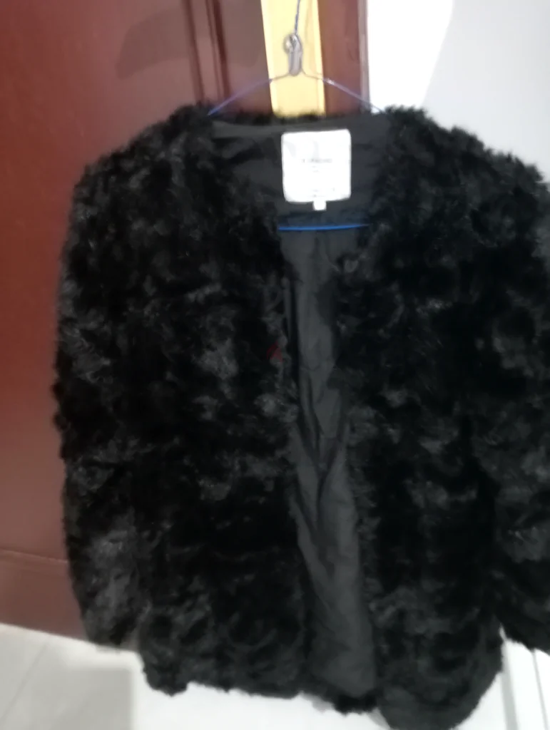 سترة زارا فرو مقاس صغير 50 درهم63238585949313112