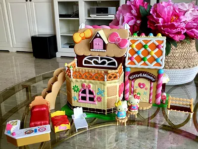 Hello Kitty vintage play house with figurines and accessories