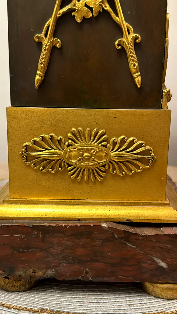 ساعة قديمة مطلية بالبرونز63223355778178118