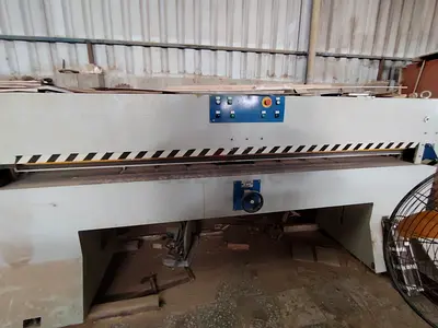 Veneer cutting machine