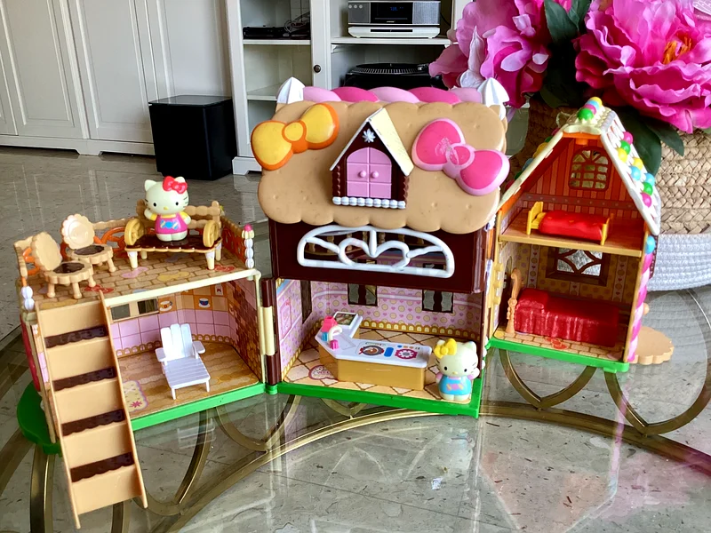 Hello Kitty vintage play house with figurines and accessories63195108808962111
