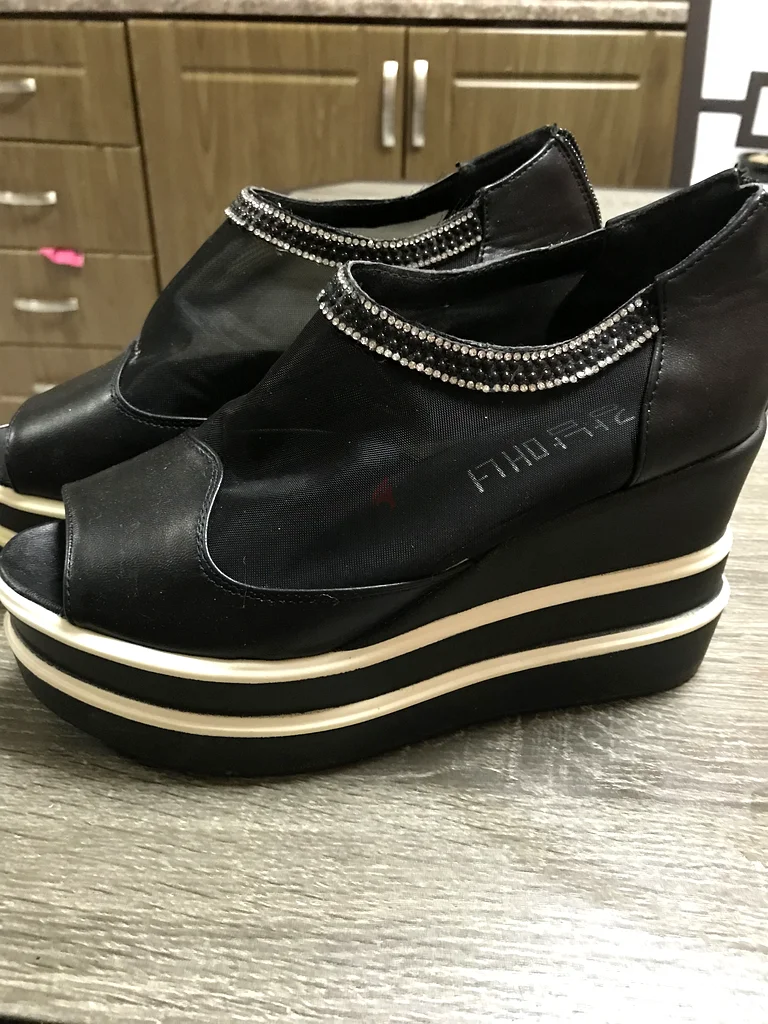 Black high-neck women's shoes63171763354498112