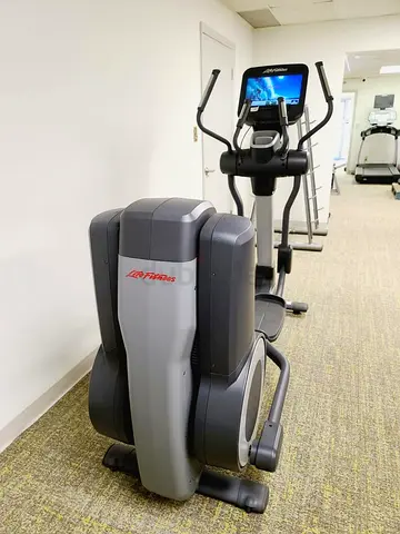 LifeFitness Elliptical Crostrainer, With Discovery Console