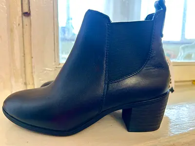 däv Waterproof Black leather boots size 36 new