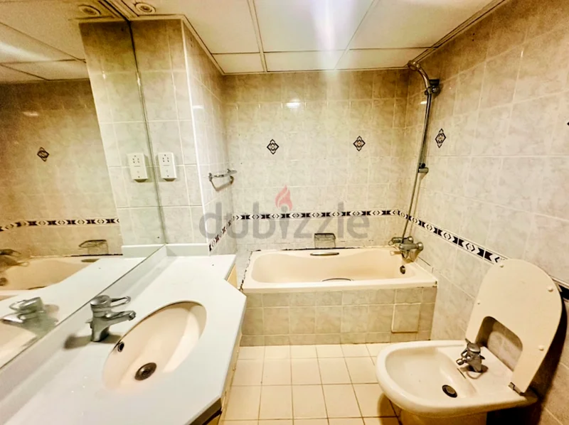 غرفة متاحة للإيجار في الكarama بالقرب من محطة مترو ADCB، المخرج 1.63218793602177112