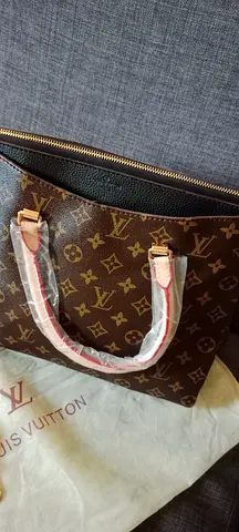 Brand new LV Handbag for sale.. With all accessories..
