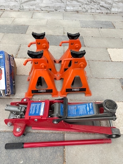 Car Low Profile Trolley Jack And Axle Stands. 2.5 Tonne Capacity 