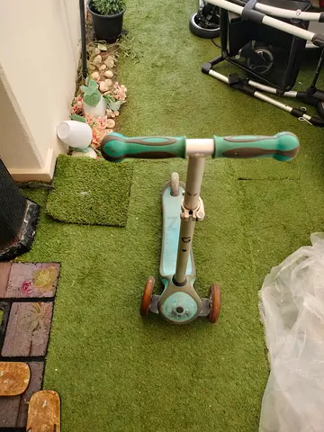 ELC Scooter in good condition ONLY 75Aed