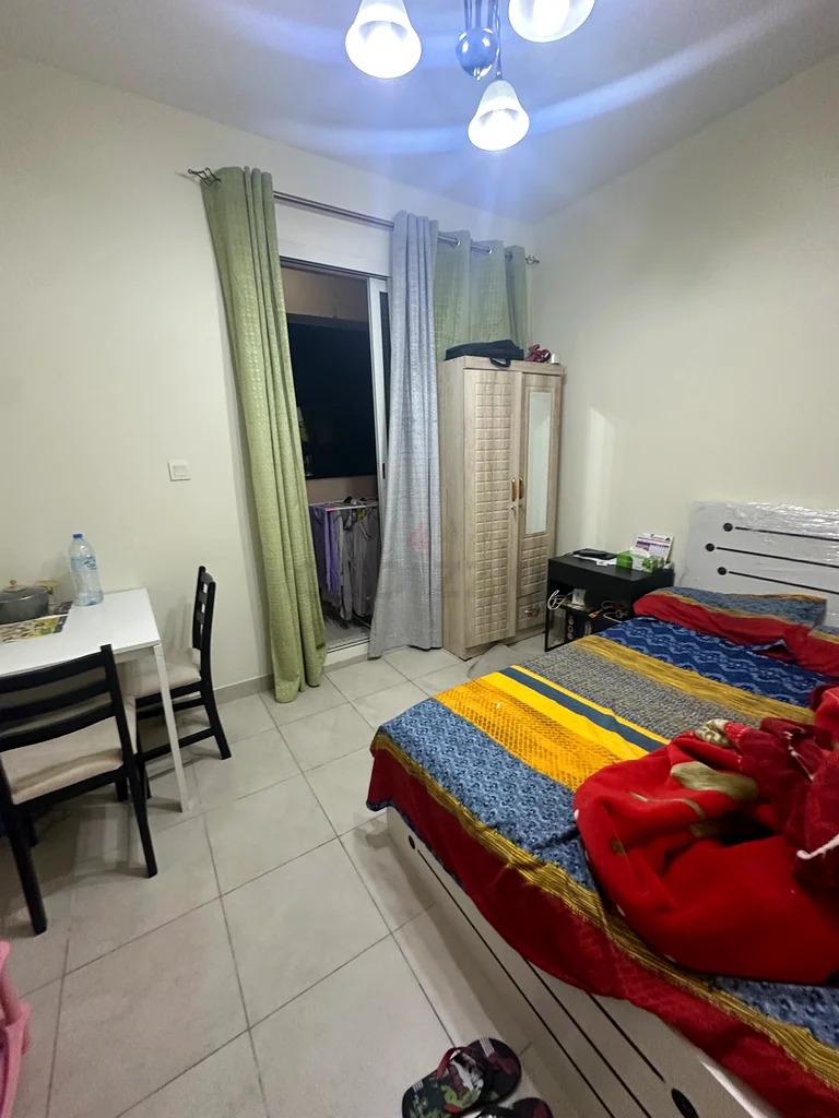 Ready to move partition room for couple and single ladies63798014468354110
