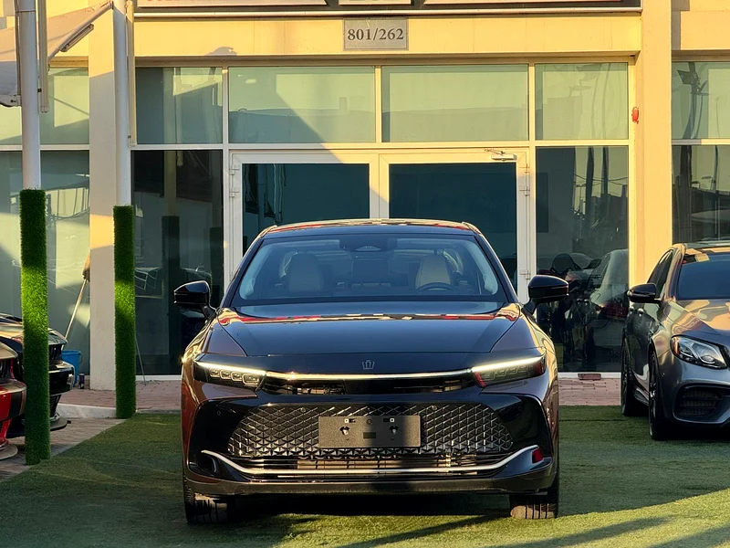 TOYOTA CROWN HYBRID Platinum GCC 2022  
Service history (under warranty with Al Futtaim)  
Original paint  
Zero accident63167094751745112