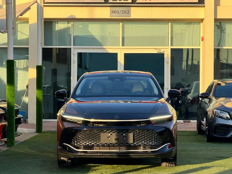TOYOTA CROWN HYBRID Platinum GCC 2022  
Service history (under warranty with Al Futtaim)  
Original paint  
Zero accident63167094751745113