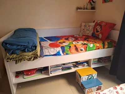 Single bed with bookshelf homecentre