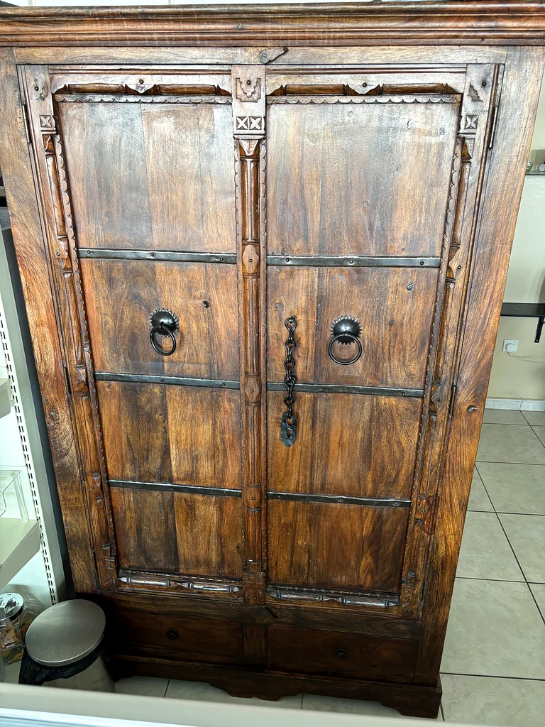 بار كلاسيكي وكراسي بار كلاسيكية وخزانة كلاسيكية بحالة جيدة63192608280066111