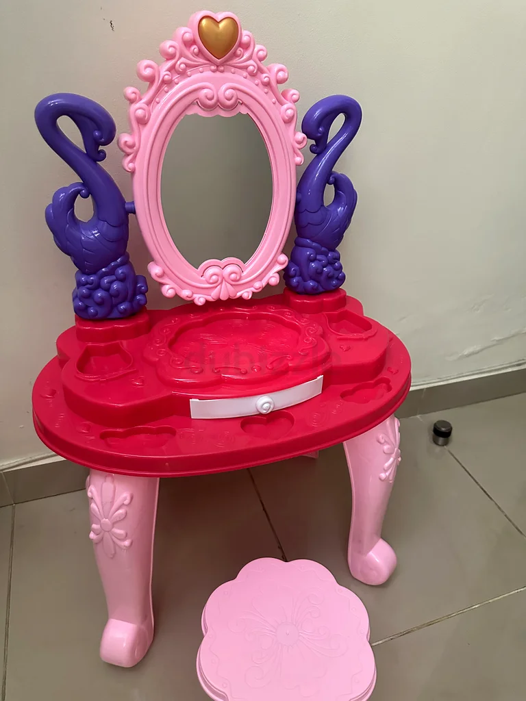 طاولة المكياج63226781865218111