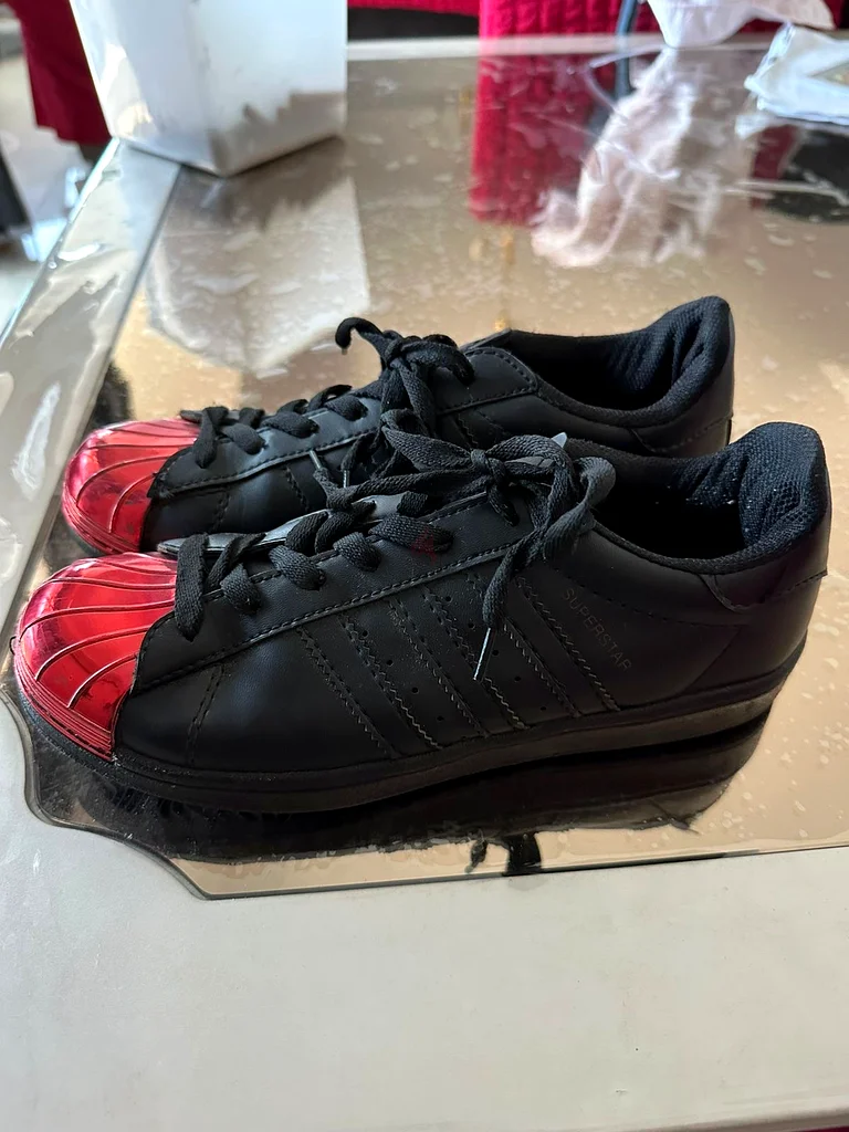 Black Adidas sports shoes63235107784706111