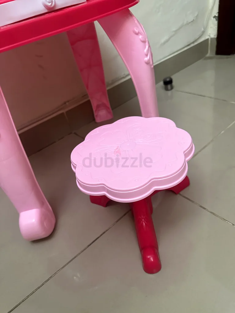 طاولة المكياج63226781865218114