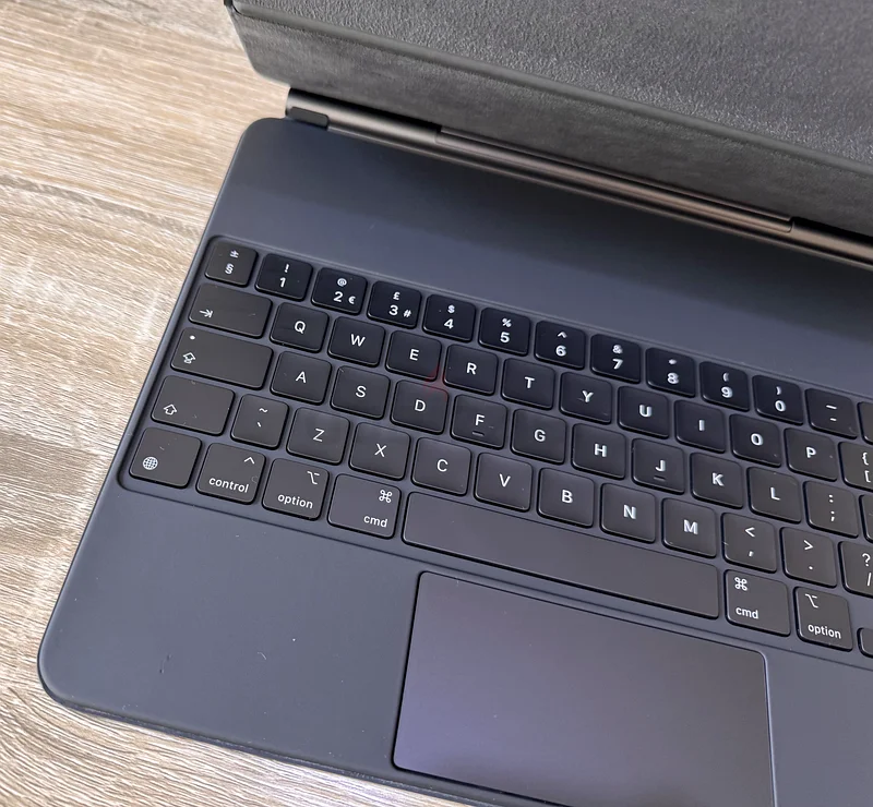 لوحة مفاتيح Apple Magic (إنجليزية) مع لوحة التتبع لجهاز iPad Pro 12.9 بوصة63253966251522113