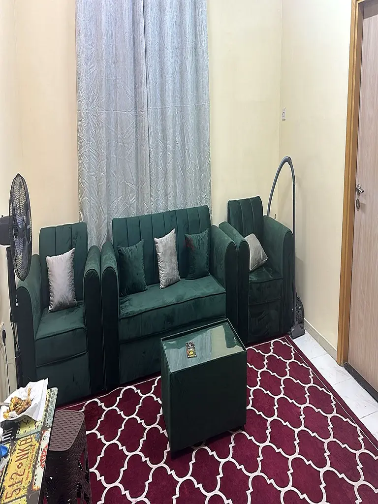 أريكة بخمسة مقاعد متوفرة