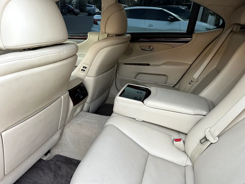 للبيع لكزس LS460 بحالة الوكالة صبغ63149580843650112